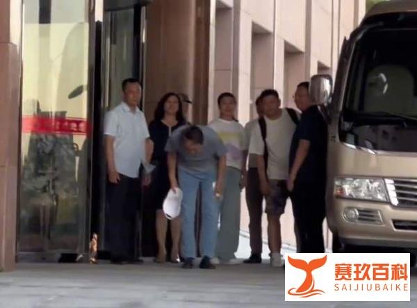 曝冯巩吉林出席活动遭围观,粉丝热情呼喊,冯巩脱帽鞠躬引发热议