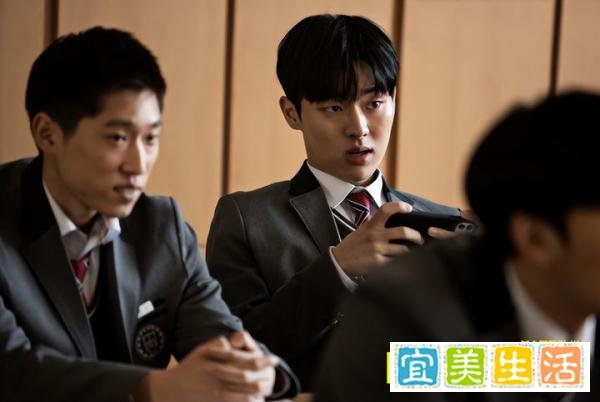 崔显旭被目击抽烟又随地丢烟头+与女人牵手，影片在网上疯传