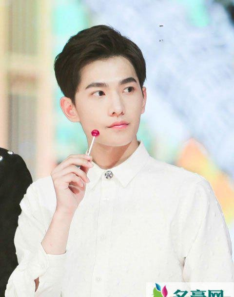 杨洋出道八年浑身是伤 近日更是累到突发性耳鸣