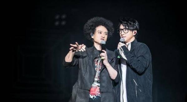 薛之谦发文告别外婆，因疫情未能见最后一面，只能在远方跪地磕头