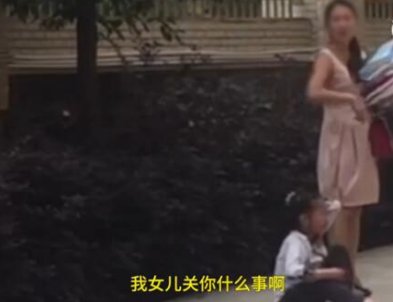 拽女学生头发拖行是怎么回事?