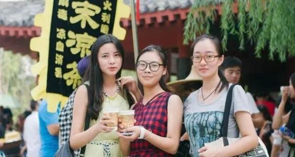 为走红,女生将90多张自拍照