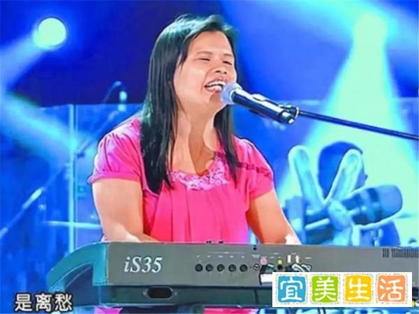盲人姑娘走红后，被公司强制要求整容，九年后选择重回街头卖唱