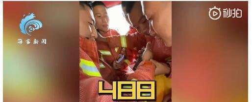 消防员查高考成绩队友紧张围观 这是咋情况?