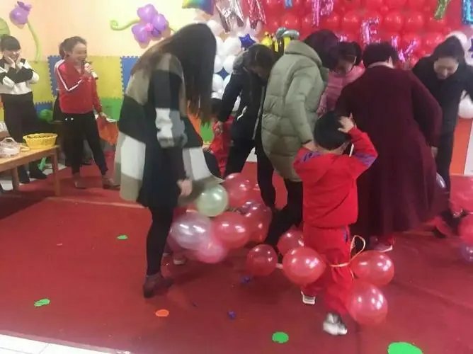 湖北一商场聚集千人踩气球找钻戒,发生安全事故怎么办?