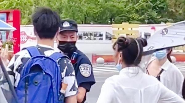 说好的600块都不给我给100还说是赏赐捡手机大妈的哭了下次该谁哭