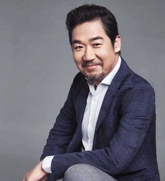 张国立的4个孩子：儿子是一生的耻辱，女儿火遍中国成最大骄傲