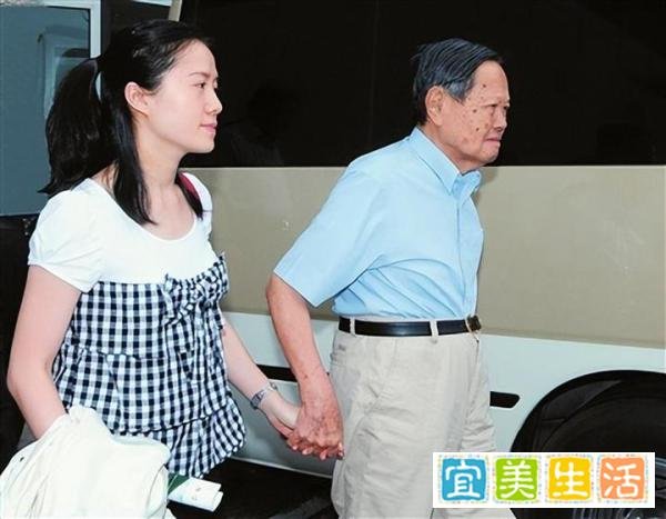 杨振宁大儿子杨光诺直言：翁帆是个善良的女孩，对父亲照顾得无微不至，我们做儿女的非常欣慰