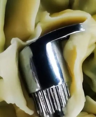 罕见！公司过节包水饺吃出水龙头馅！这到底是怎么一回事？