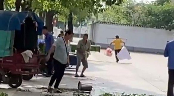 江西两名城管摔砸摊贩蔬菜，文明执法普及真的难吗？
