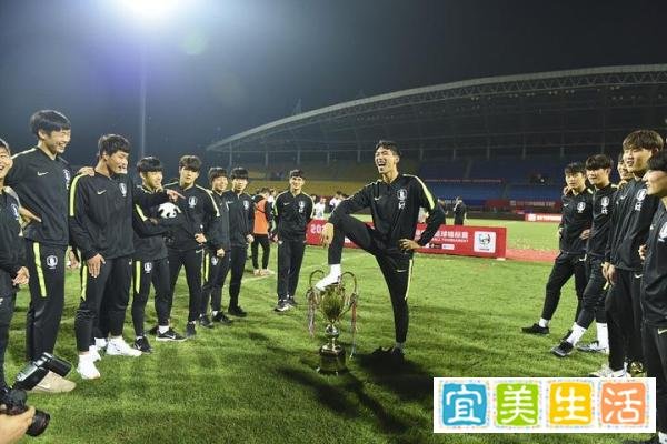 历史上的今天：熊猫杯国青0-3告负，韩国夺冠后脚踩奖杯