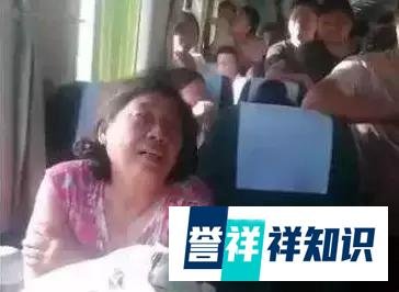 高铁再现“霸座女” 真是恶心死了