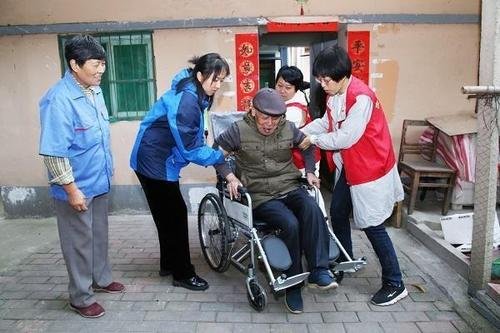 80岁大爷坐轮椅迎娶42岁新娘，他们之间有爱情吗？