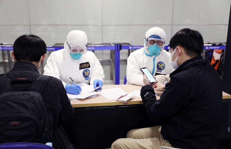 对于上海流调报告只提地点不提人这件事,人民日报是如何评价的?