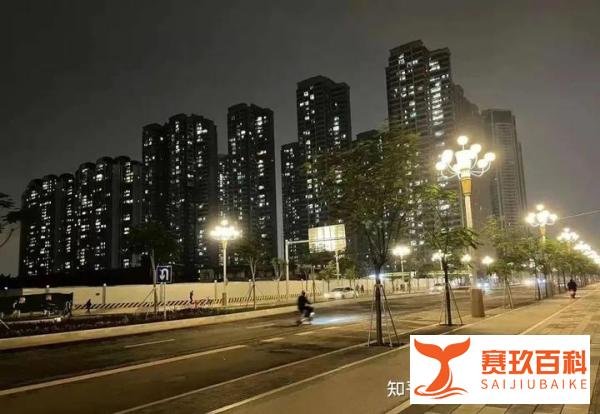 广州荔湾区广钢新城上新了智慧路灯，真正是美貌与智慧并存