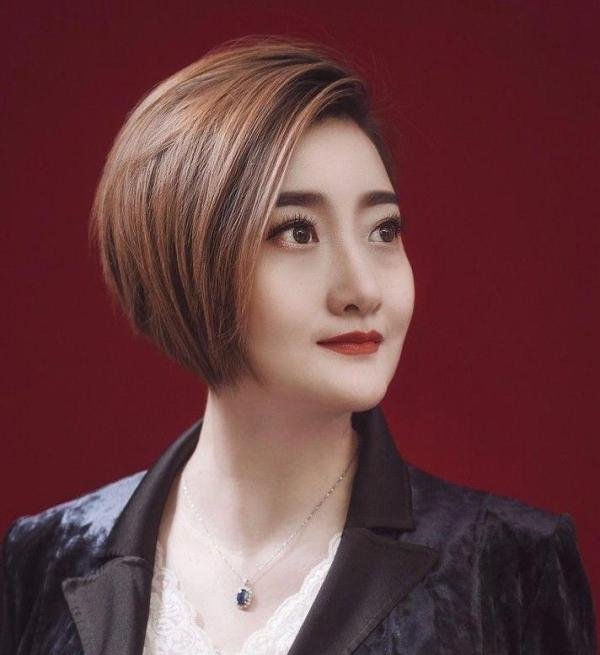 中国安徽女歌手—云菲菲