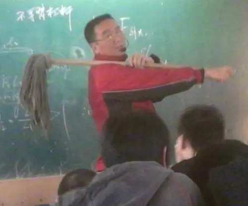 副教授放出年轻时照片震惊学生,岁月到底对老师做了什么?
