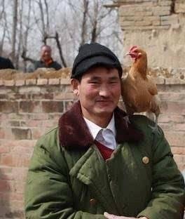 “大衣哥”朱之文家门被踹开:踹开的是门,踹走的却是人性