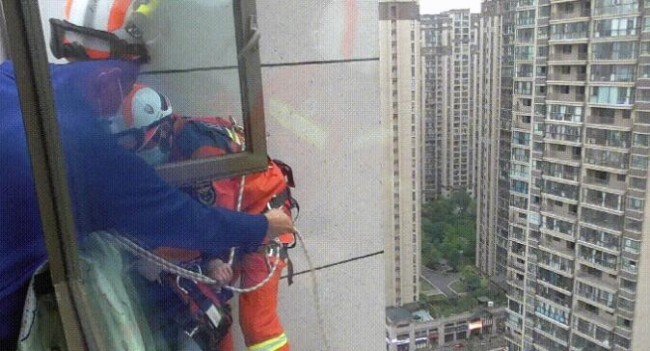 10岁娃睡迷糊翻窗坠落至22楼外,目前,孩子的情况如何?