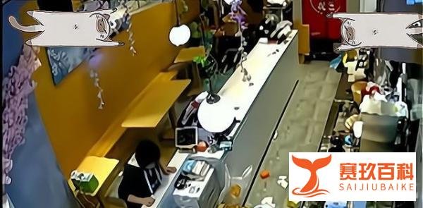 事件回顾:野猪闯进奶茶店,女店员翻桌子躲闪,网友:还好跑得快