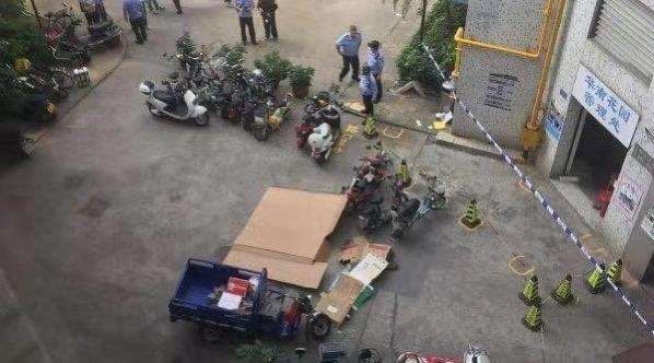 东莞一男子坠楼砸中快递员均死亡，涉事快递公司对此事有何回应？