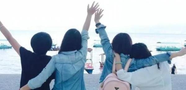 为走红,女生将90多张自拍照