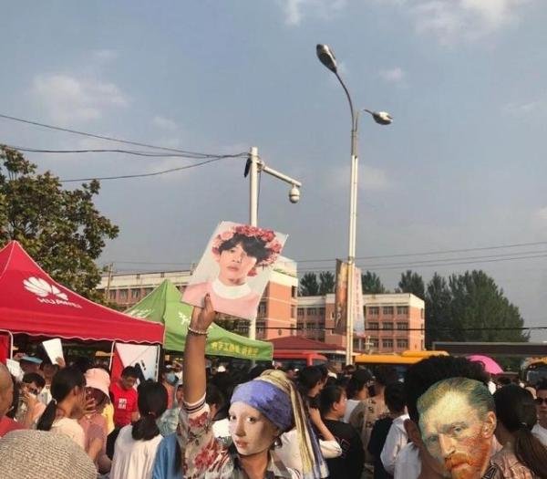 这届父母太优秀！接追星女儿回家，老父亲考场门口举idol海报