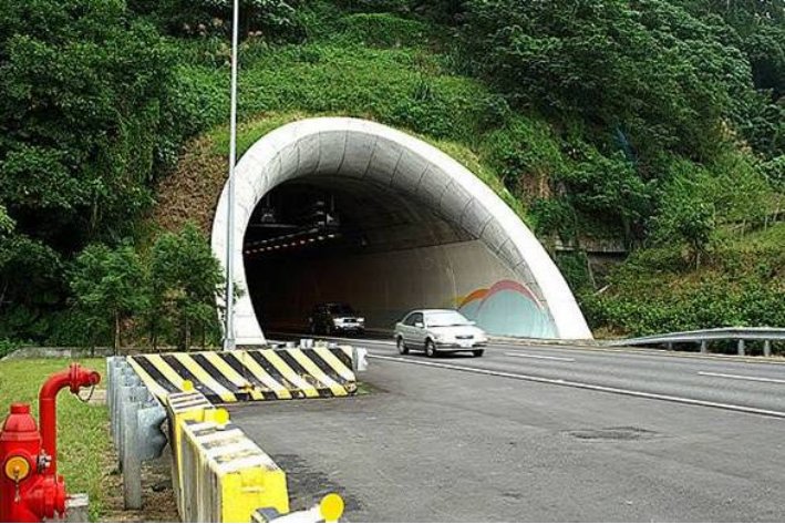 他们在高原修隧道英语