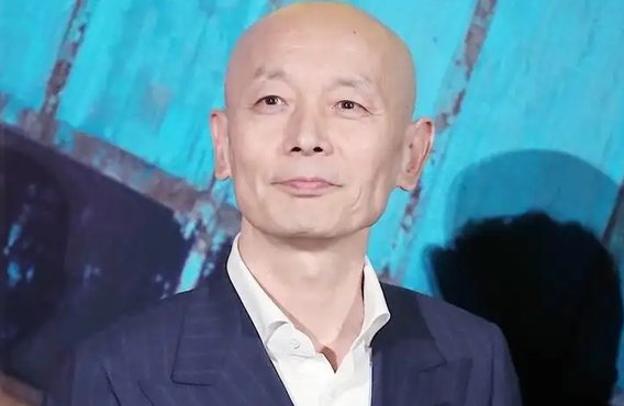 葛优做核酸被偶遇，身形消瘦显老态，与医护人员合影没架子，你咋看？