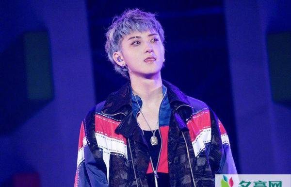 黄子韬发文为吴孟达祈祷上热搜 被网友骂蹭热度