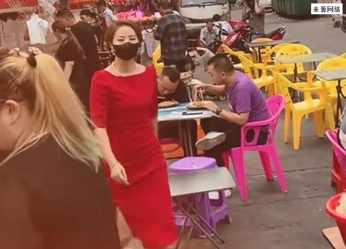 打扮精致出摊被质疑 女摊主回应并不存在炒作行为