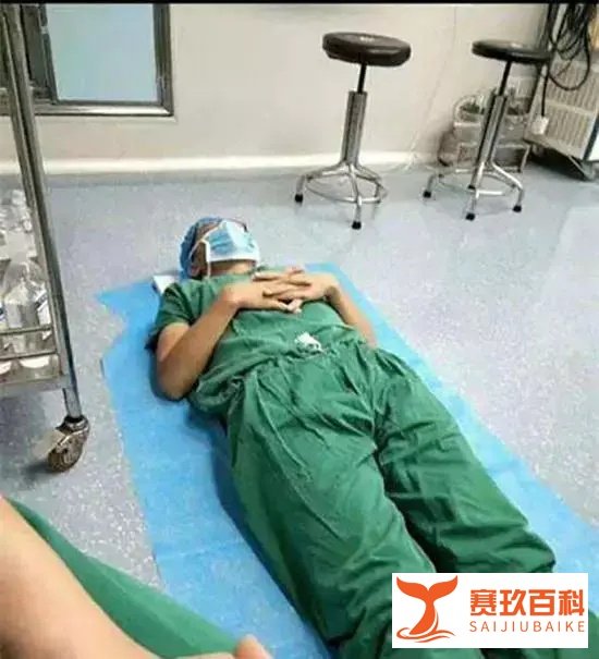 医生朋友圈睡姿大公开，总有一款跟你一样！