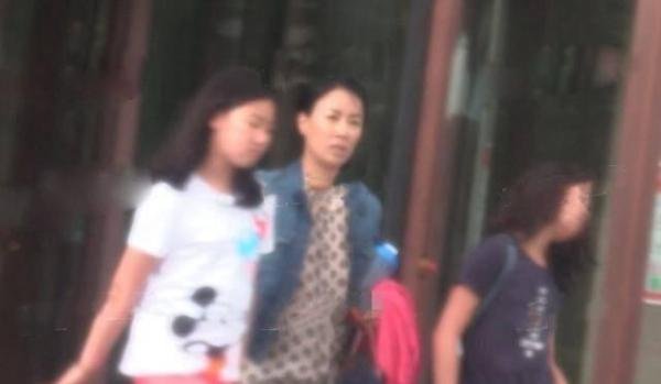 54岁那英和女儿现身英国豪购，14岁女儿长腿吸睛