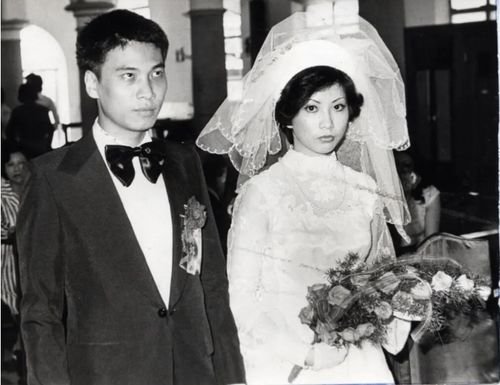 吴孟达遗孀和子女露面,三任夫人照片全部曝光,你知道关于太太们的故事吗?