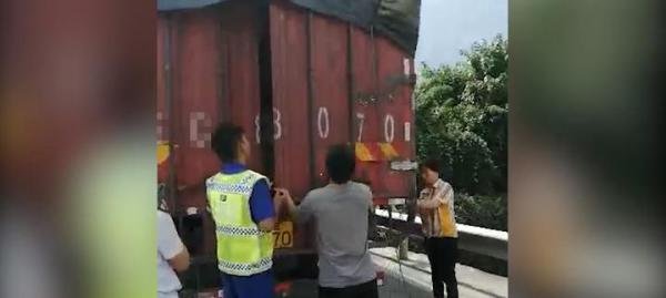 男子拉一车苹果蕉走绿通被拒 这是咋情况？