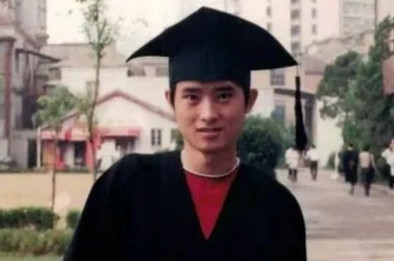 李冰冰任泉晒旧照为母校庆生，两个人在学校是怎么成为好朋友的？