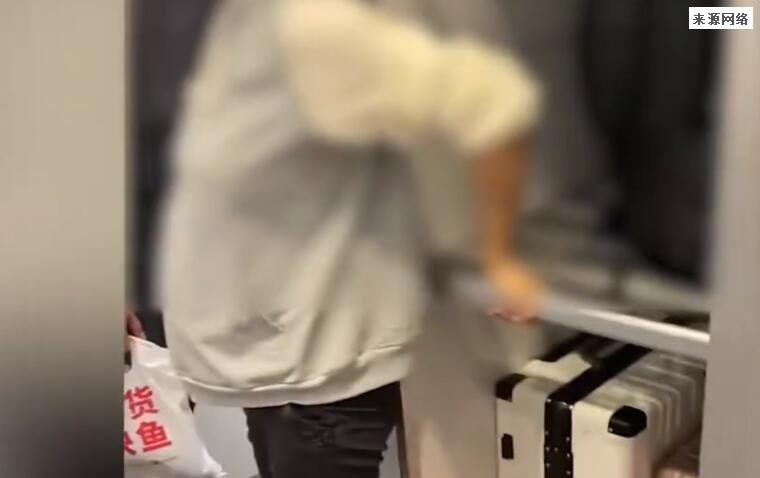 男子请人为孕妇让座被指道德绑架 简直是让人气愤不已