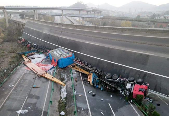 鄂东公司回应大桥侧翻 :货车超载,究竟该谁承担此责任?