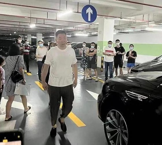媒体评“宾利车位”风波,已成反腐线索,此事将会如何解决?