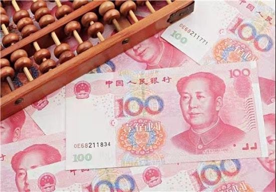 柳州一女子借手机给熟人，不料背上5.6万元网贷，这笔网贷需要谁来偿还？