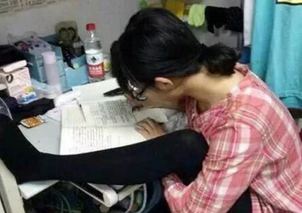 山东大一女生登错学号,为其他同学做了一学期作业,最终是如何发现的?