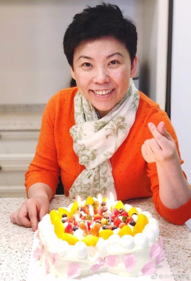 邓亚萍被赠予2斤黄金，退役后败光20亿，如今一家五口现况如何？