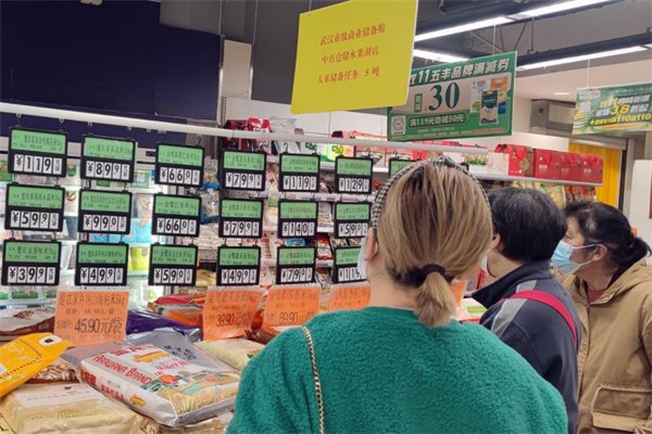 武汉一超市内悬挂“大米储备任务牌”走红网络，此举的初衷是什么？