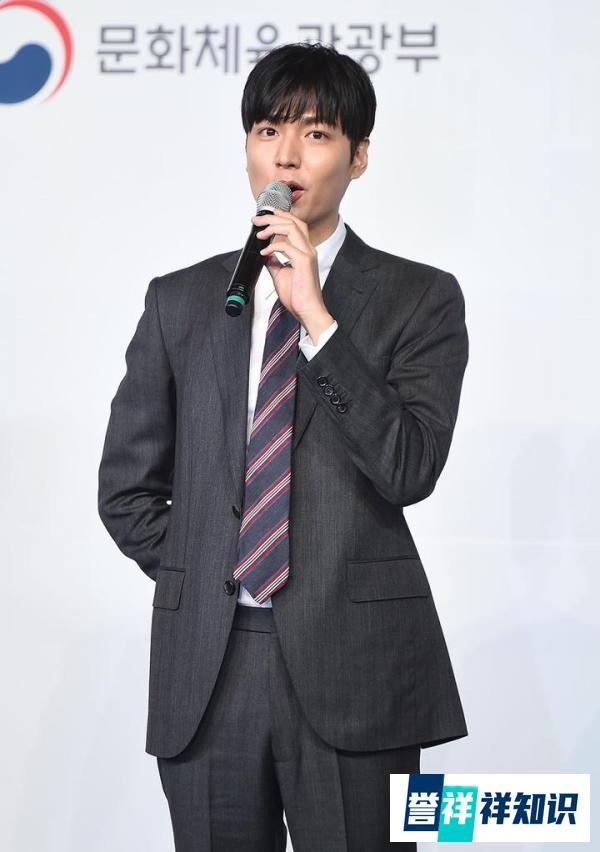 李敏镐退伍后状态依旧，187穿西装秀出优越比例，长腿让人羡慕
