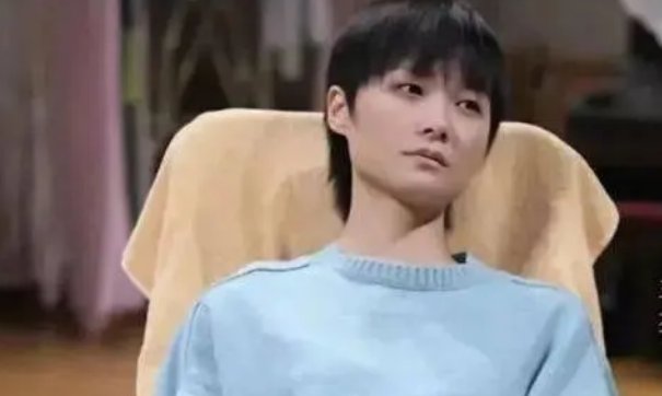 李宇春父亲回应女儿的健康问题,曾被造谣出行全靠轮椅,真实情况是怎样的?