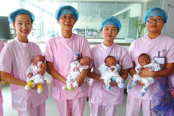 湖北宜昌一产妇诞下龙凤四胞胎，怀一个四胞胎有多难？