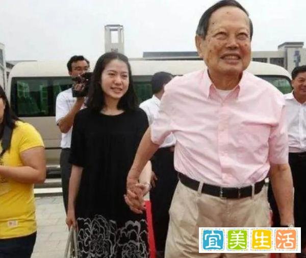 杨振宁大儿子杨光诺直言:翁帆是个善良的女孩,对父亲照顾得无微不至,我们做儿女的非常欣慰