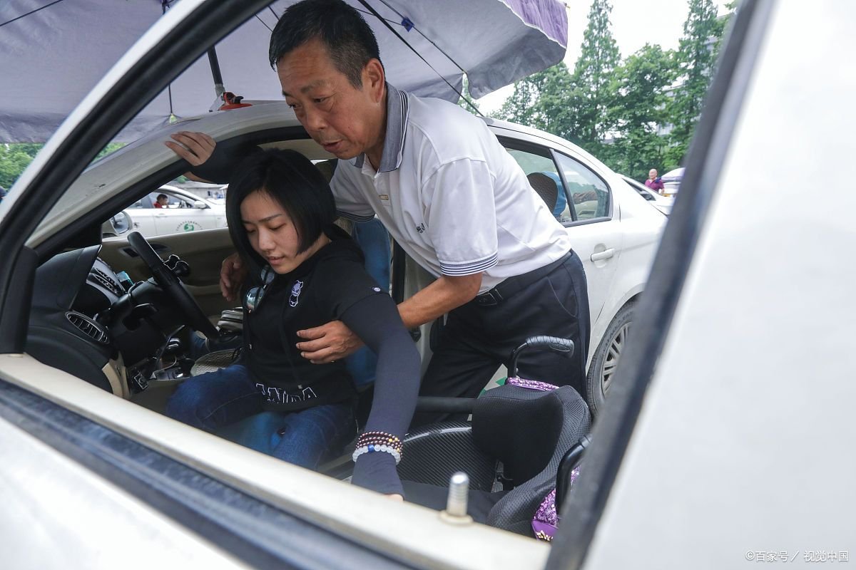 女子考科目三被恶意别停，气得怒拍私家车车窗，官方对此事作何回应？