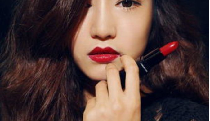 大无语!小伙偷合租女同事口红送女友,小伙的行为违反了哪些法律?