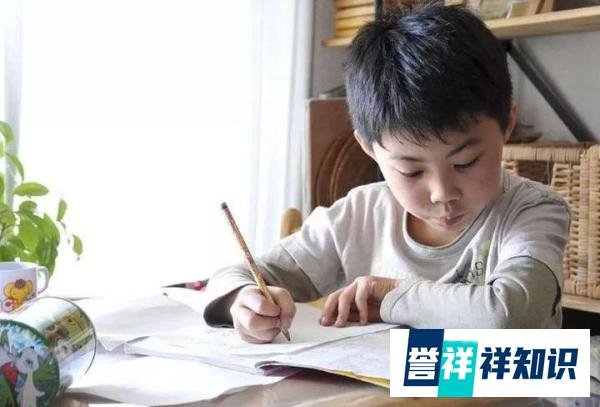 男孩背书录视频意外记录地震瞬间，书架晃动，男孩及家人反应迅速